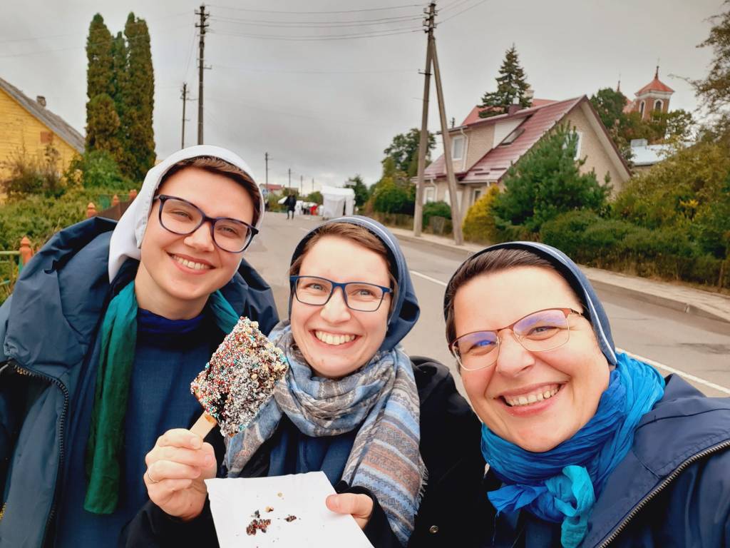 „KELIAUJANČIOS PAŠAUKIMŲ STOVYKLOS“ dalyvius pasitiks Utenos DIEVO APVAIZDOS seserų vienuolyno&nbsp;seserys!